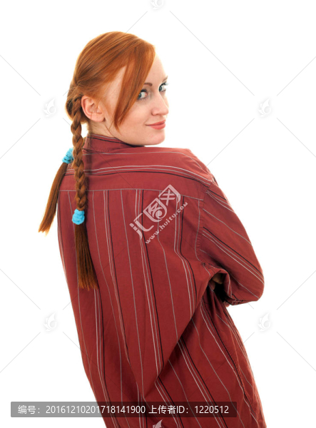 年輕的紅頭發(fā)女人襯衫的辮子