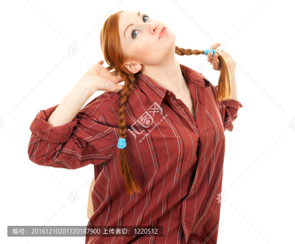 年輕的紅頭發(fā)女人襯衫的辮子
