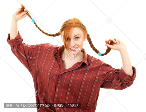 年輕的紅頭發(fā)女人襯衫的辮子