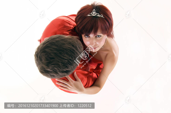 穿紅衣服的年輕夫婦