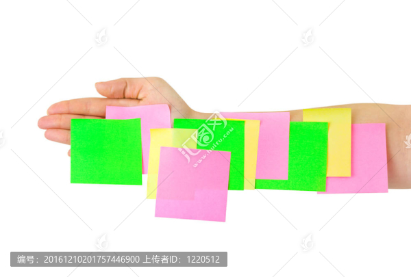 手和五彩的便條紙