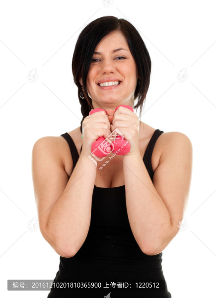 穿粉紅色襯衫的年輕女子