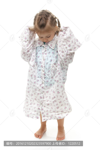 穿超大襯衫的小女孩
