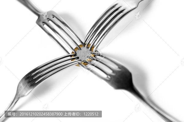 四叉子爭(zhēng)奪一歐元硬幣；金融危機(jī)競(jìng)爭(zhēng)；白色背景；微妙陰影