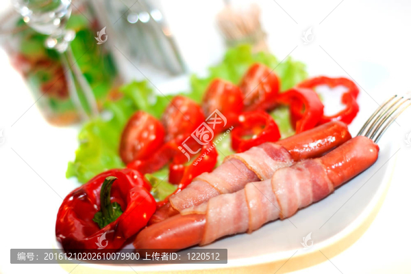 熏豬肉和蔬菜一起烤香腸