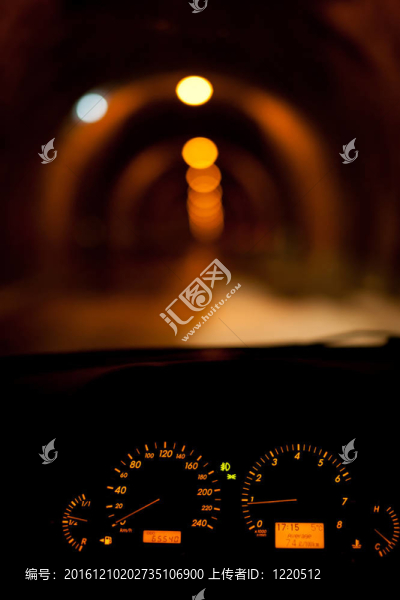 汽車表盤的晚上