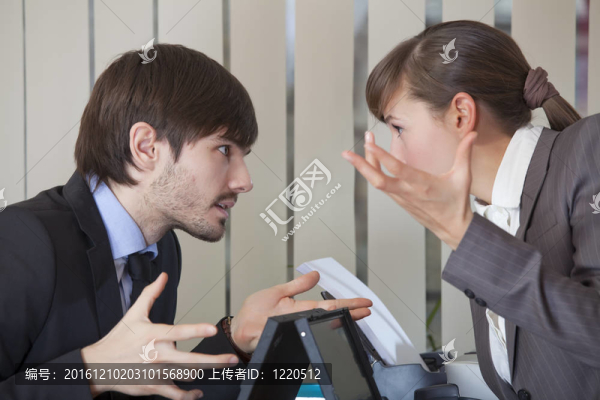 兩名辦公室工作人員發(fā)生沖突