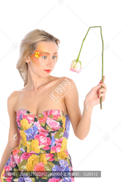 破花的年輕女子
