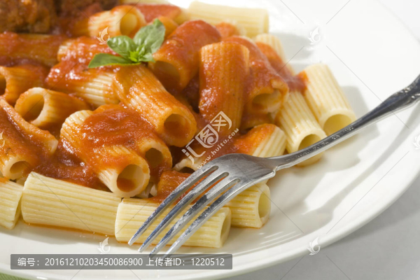 通心粉和肉丸子