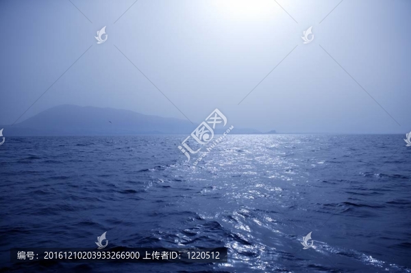 海上有霧的地中海早晨
