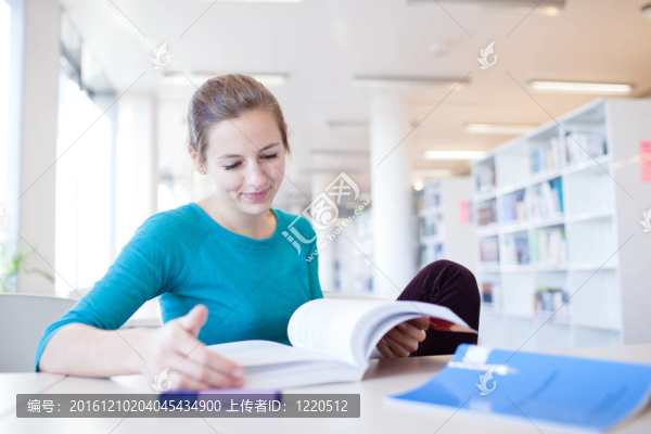 圖書館里年輕漂亮的大學(xué)生
