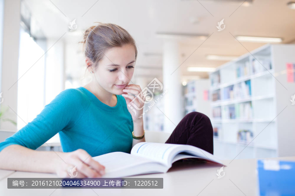 圖書館里年輕漂亮的大學生
