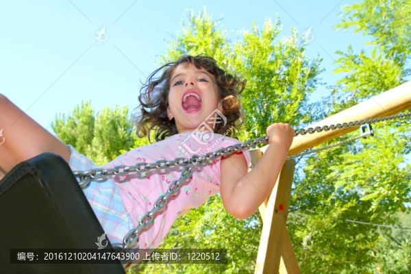 戶外公園中的女孩蕩秋千