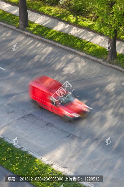汽車在路上行駛