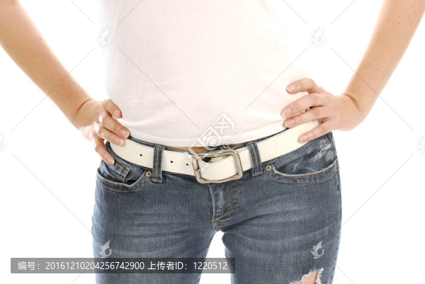 雙手叉腰的女人
