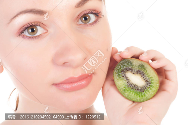 帶獼猴桃片的年輕女子