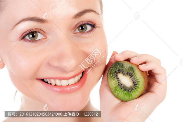 帶獼猴桃片的年輕女子