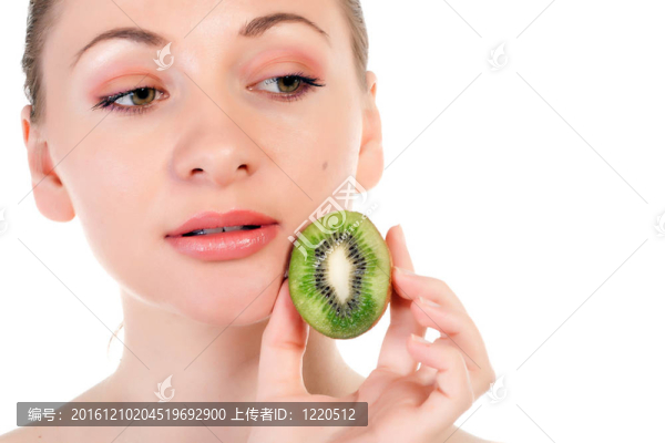 帶獼猴桃片的年輕女子