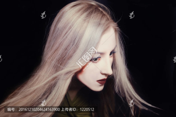 年輕女子用白色化妝日本娃娃