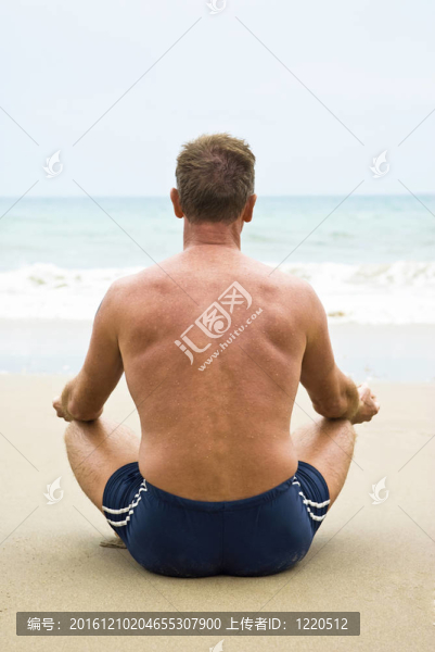 在海灘上冥想的人。