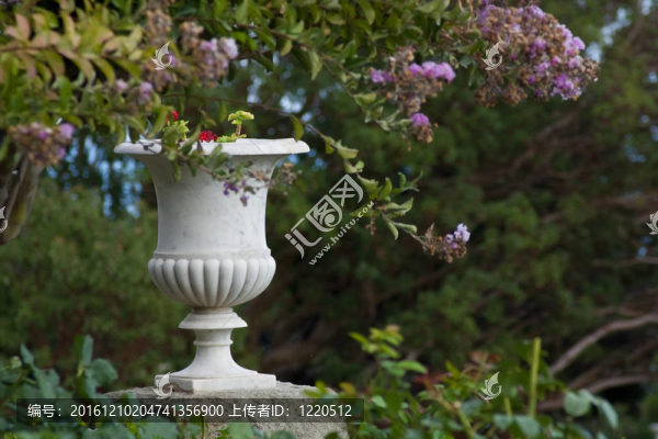 公園的大理石花瓶