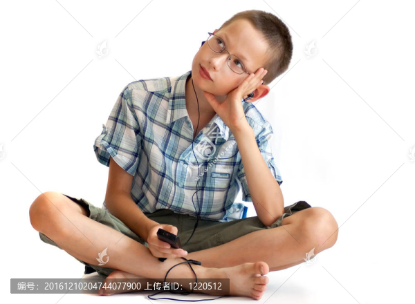 男孩聽音樂的球員