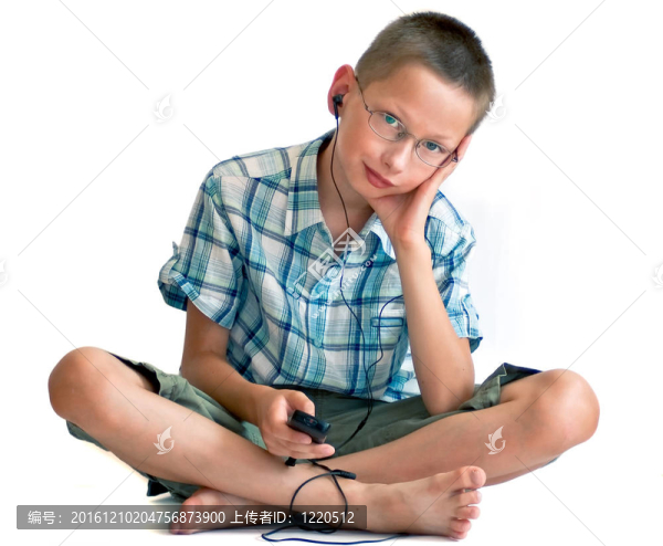 男孩聽音樂的球員