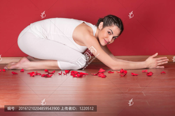 美麗的年輕女子在瑜伽姿勢(shì)
