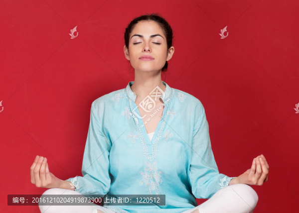年輕的女性做yogatic運(yùn)動(dòng)