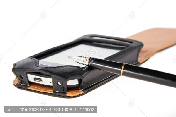 手機(jī)在皮革袋與鋼筆躺在白桌子上。