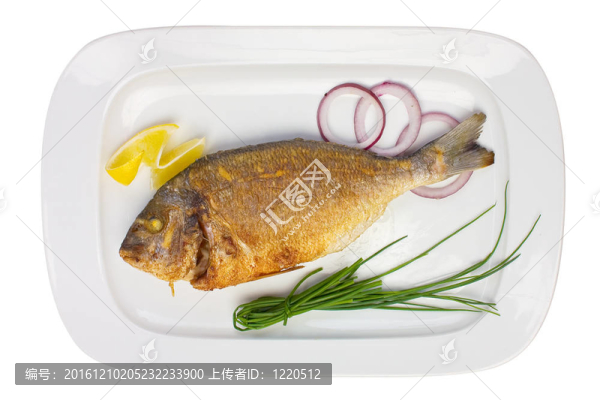 在洋蔥和檸檬的盤子里烤魚
