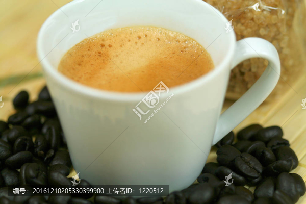 新鮮的煮好的意大利濃咖啡
