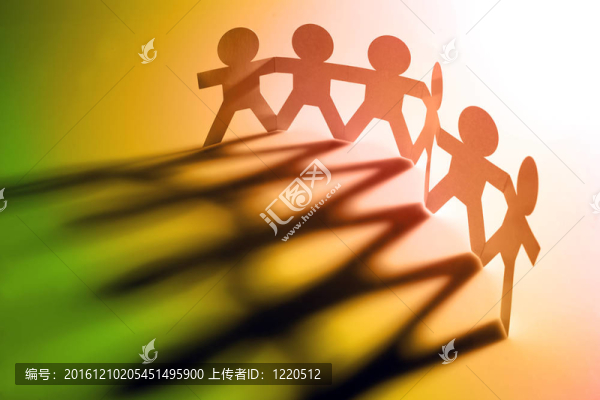人們手拿著