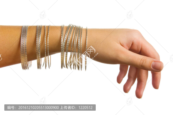 女性手與珠寶