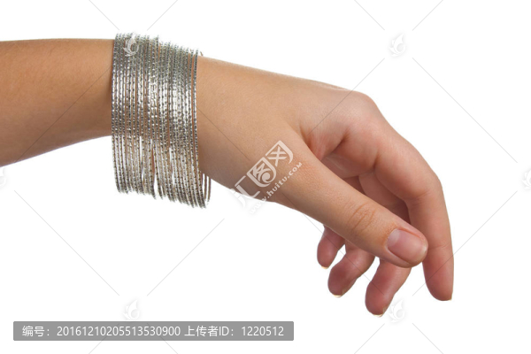 女性手與珠寶