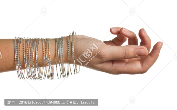 女性手與珠寶