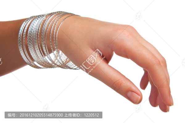 女性手與珠寶