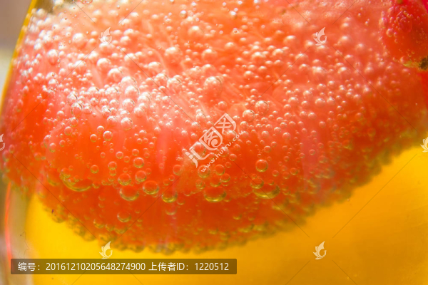 玻璃杯中的檸檬片