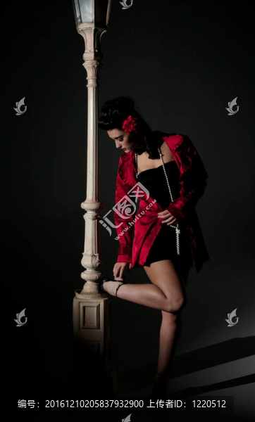 年輕的女人和lightpole