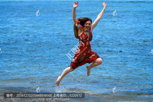 高興的跳起來