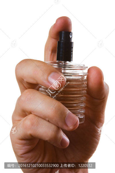 手里拿著一瓶古龍水