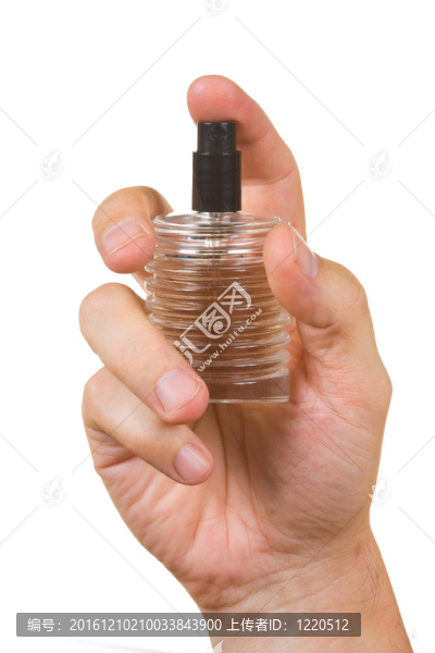 手里拿著一瓶古龍水