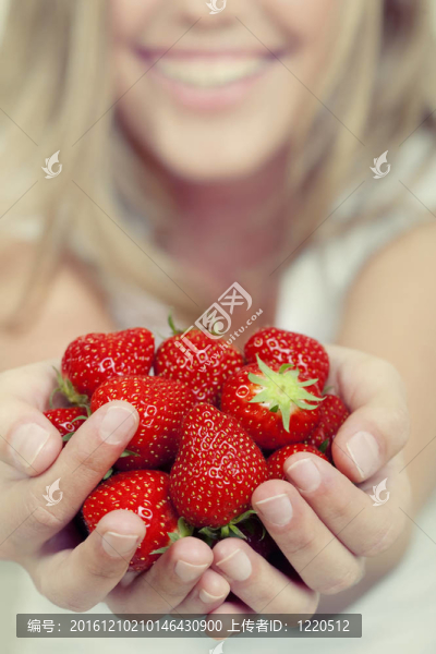 美麗的女人與草莓