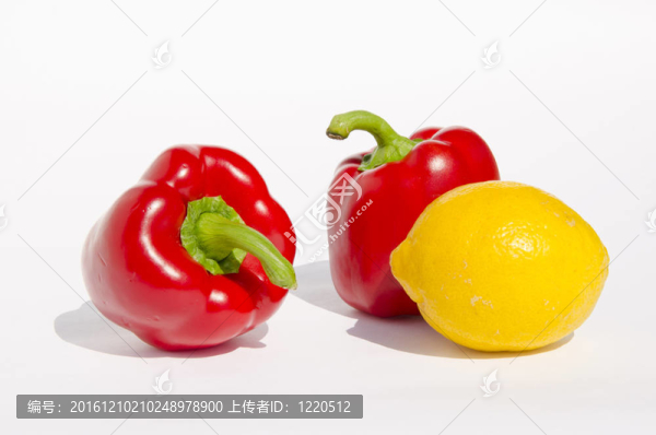 紅色和黃色的檸檬paprikas。