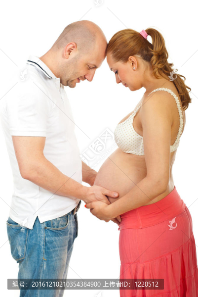 面帶微笑的男人抱著妻子的肚子