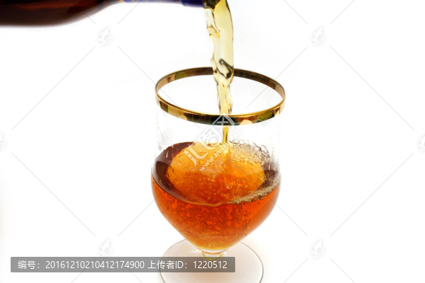 用棕色液體灌裝玻璃的瓶子