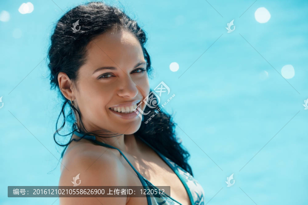 坐在游泳池里的年輕女子