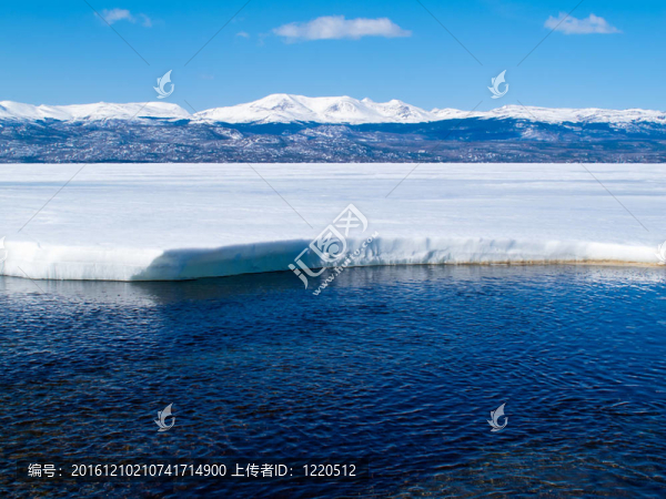 雪山在凍湖Laberge育空地區(qū)；加拿大；