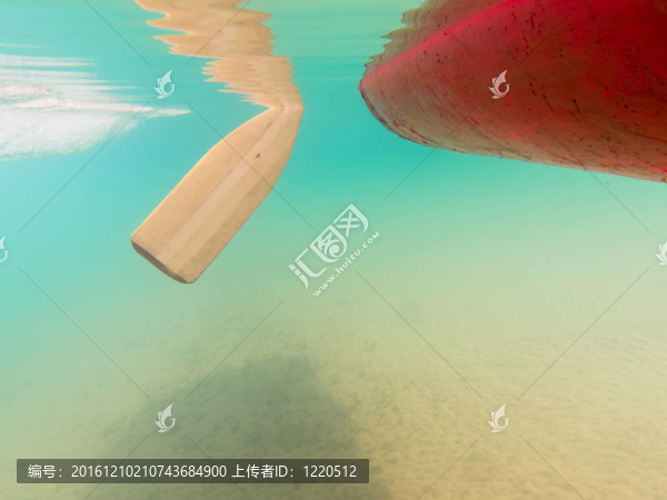 水下浮紅獨木舟