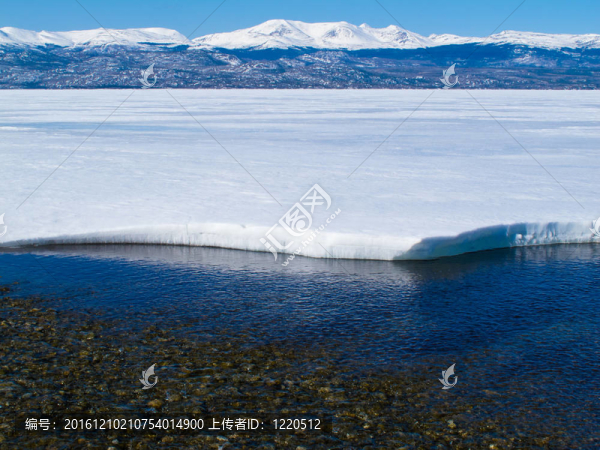 雪山在凍湖Laberge育空地區(qū)；加拿大；